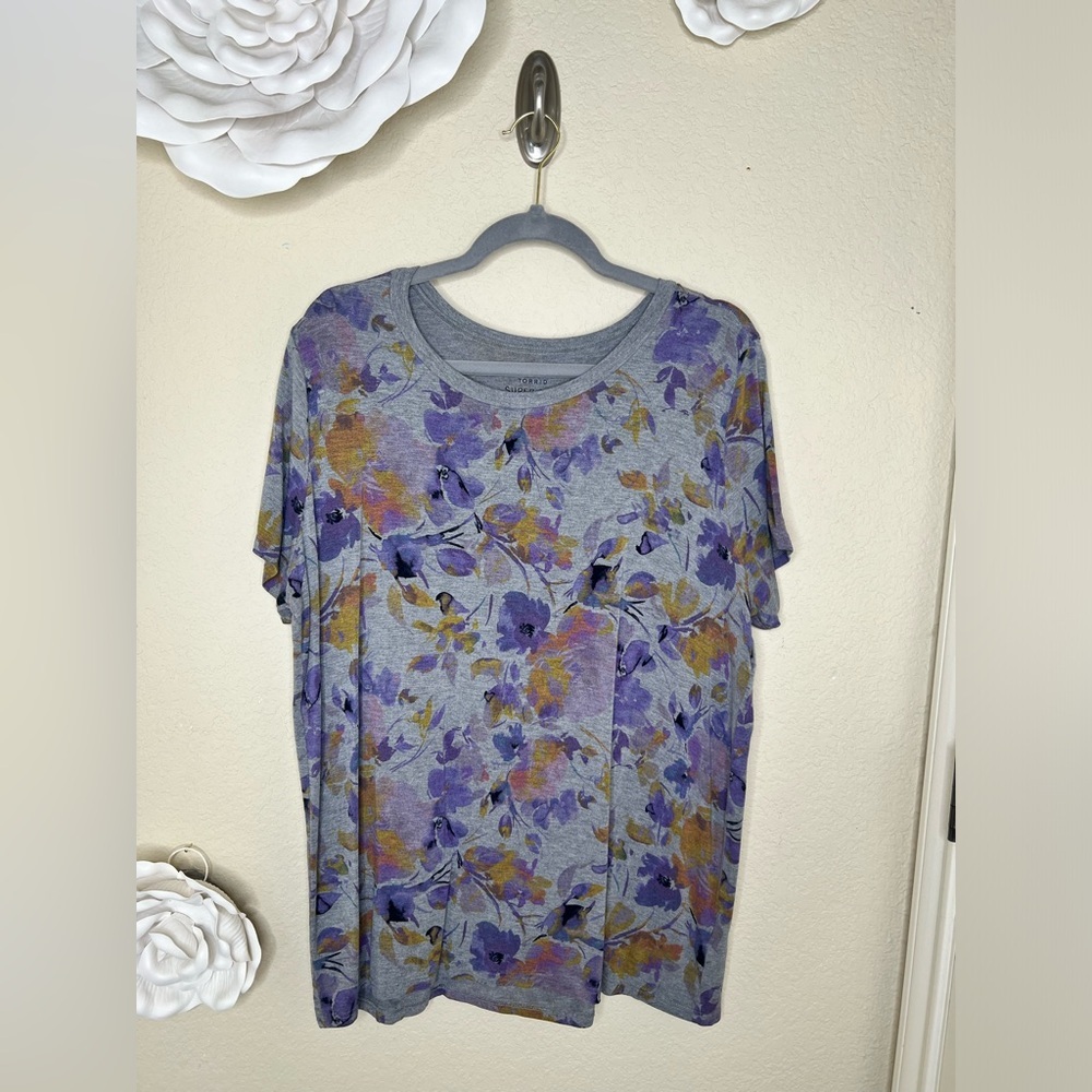 NTM: Torrid Gray with Multicolored Floral Print Short Sleeved T Shirt Sz 2